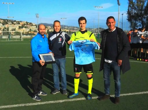 Calcio: dopo l'aggressione torna in campo l'arbitro Fabio Fiorello, la Sanremese gli ha donato una maglia