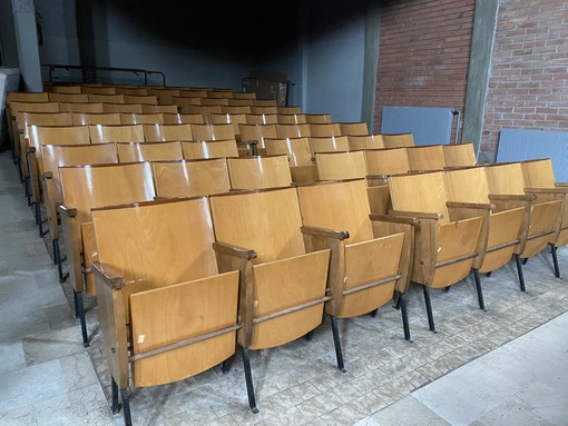 Imperia, le poltroncine del teatro delle Opere Parrocchiali non sono a norma Imperia, le poltroncine del teatro delle Opere Parrocchiali non sono a norma