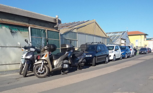 Vallecrosia: parcheggi per moto 'rubati' dalle auto, la segnalazione con foto di un lettore