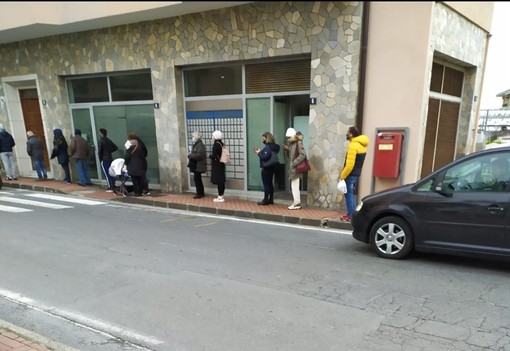 Vellecrosia, la segnalazione di un nostro lettore: "Code all'ufficio postale in via Roma a causa dell'operatività di un solo sportello"