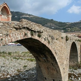 Taggia: ragazzi accampati di notte nei pressi del ponte antico, una residente chiede lumi Taggia: ragazzi accampati di notte nei pressi del ponte antico, una residente chiede lumi