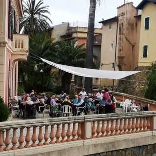 Bordighera, la fondazione San Giuseppe ringrazia l'osteria dei Berlegge per il pranzo offerto agli ospiti (foto) Bordighera, la fondazione San Giuseppe ringrazia l'osteria dei Berlegge per il pranzo offerto agli ospiti (foto)