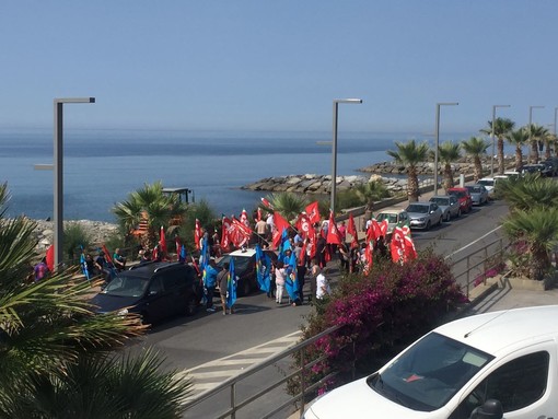 Santo Stefano al Mare: presidio di protesta di lavoratori e sindacati contro la mancata conferma dell'assunzione di 12 lavoratori del Castellaro Golf Resort