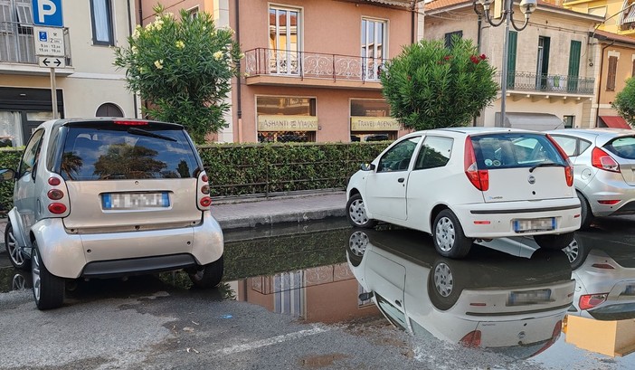 'Piscina a cielo aperto' a Vallecrosia, i cittadini lamentano: "Ogni volta che piove il solettone nord si allaga" (Foto) 'Piscina a cielo aperto' a Vallecrosia, i cittadini lamentano: "Ogni volta che piove il solettone nord si allaga" (Foto)