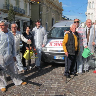 Sanremo: protesta in piazza Colombo politicizzata, lettrice "A volte ritornano" Sanremo: protesta in piazza Colombo politicizzata, lettrice "A volte ritornano"