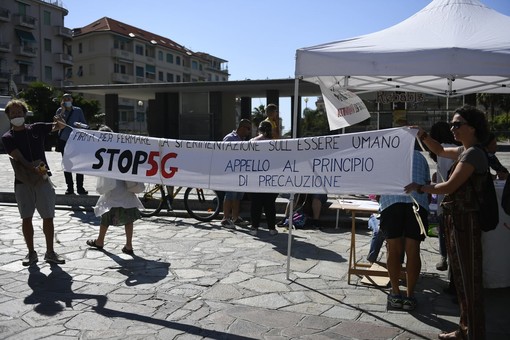 Sanremo: una ventina di attivisti contro il 5G si sono radunati questa mattina in piazza Colombo (foto)