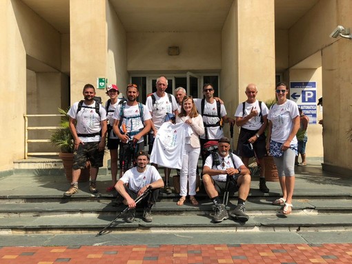 Da Cuneo a Ventimiglia a piedi per superare la dipendenza dall’alcol, arrivati in città gli undici pazienti dell’Associazione dei club alcolisti in trattamento