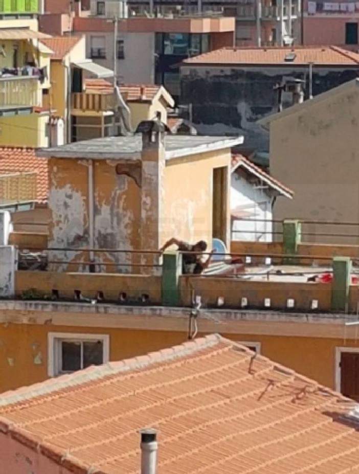 Ventimiglia: ex 'Pensione al mare' trasformata in bagno pubblico, il rammarico dei vicini costretti vedere questo spettacolo Ventimiglia: ex 'Pensione al mare' trasformata in bagno pubblico, il rammarico dei vicini costretti vedere questo spettacolo