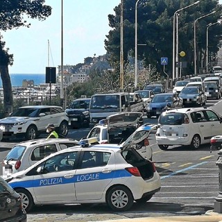 Coronavirus: maxi posto di blocco della polizia municipale e lunghe code in entrambe le direzioni. Il sindaco "Stare a casa è un obbligo" (foto)