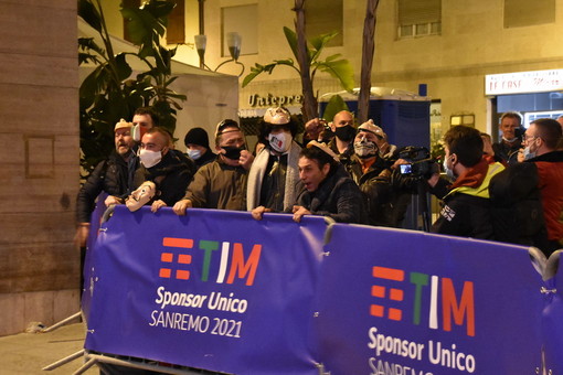 Sanremo: proteste, fumogeni e slogan davanti all'Ariston, in arrivo denunce e multe salate per i manifestanti Sanremo: proteste, fumogeni e slogan davanti all'Ariston, in arrivo denunce e multe salate per i manifestanti