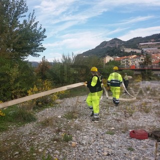 Ventimiglia: uso delle pompe idrovore nella simulazione di intervento della protezione civile questa mattina alla foce del Roia