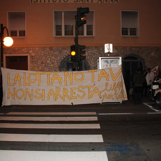 Vallecrosia: presidio NO Tav di fronte al Don Bosco contro il Procuratore Caselli Vallecrosia: presidio NO Tav di fronte al Don Bosco contro il Procuratore Caselli