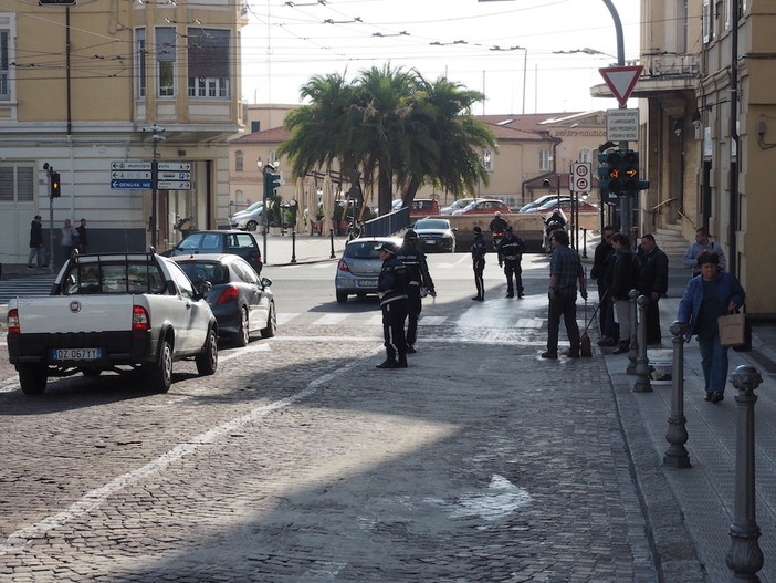 Sanremo: corriera perde olio in via Bartolomeo Asquasciati, interviene la Polizia Locale per arginare il pericolo