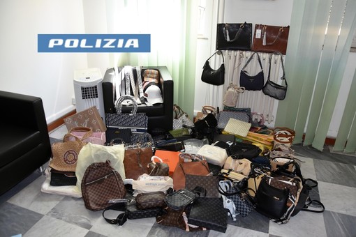 Ventimiglia, maxi operazione interforze al mercato settimanale. Sequestrati 344 capi e accessori di lusso contraffatti Ventimiglia, maxi operazione interforze al mercato settimanale. Sequestrati 344 capi e accessori di lusso contraffatti