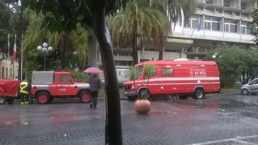 Diano Marina: in piazza del Comune, punto di comando avanzato dei vigili del fuoco Diano Marina: in piazza del Comune, punto di comando avanzato dei vigili del fuoco