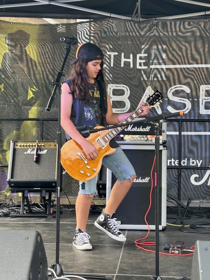 Dal cuore di Londra alle strade di Sanremo: il talento di Phoenix conquista il web