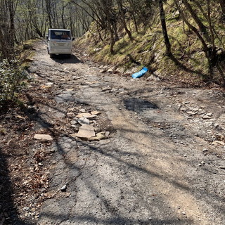 Corsa al Monte Faudo del 5 maggio, atleti del Marathon Club volontari per sistemare alcuni tratti della strada Casone dei Partigiani - Monte Faudo (foto)