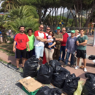 Ventimiglia: estremo successo oggi per la pulizia della spiaggia organizzata dal Sestiere Cuventu Ventimiglia: estremo successo oggi per la pulizia della spiaggia organizzata dal Sestiere Cuventu