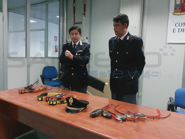 Frequenze riservate al Ministero della Difesa attraverso radiocollari applicati su cani da caccia: PolPosta denuncia 3 persone e sequestra 9 ‘collari’ (video)