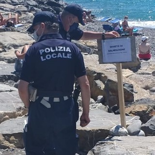 La polizia municipale di Diano rimuove i cartelli di divieto