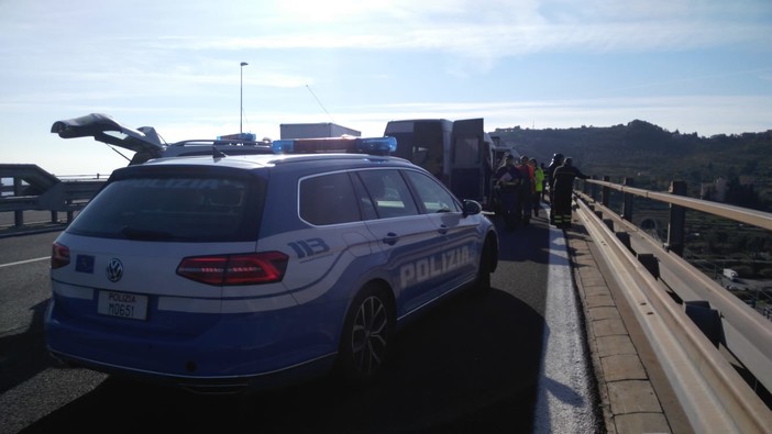Migranti a piedi sull'autostrada: in 9 nella zona di Bordighera e 5 ad Andora, intervento della Polizia Stradale Migranti a piedi sull'autostrada: in 9 nella zona di Bordighera e 5 ad Andora, intervento della Polizia Stradale