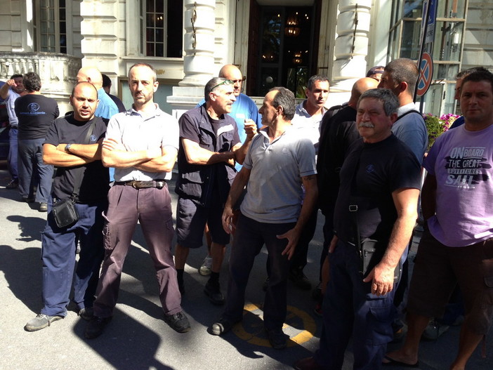 Nuovo duro j'accuse di sindacati e dipendenti, questa mattina, sulle inadempienze dell'Aimeri a Sanremo Nuovo duro j'accuse di sindacati e dipendenti, questa mattina, sulle inadempienze dell'Aimeri a Sanremo