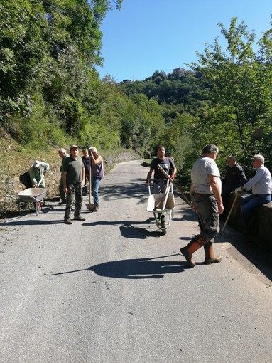 Aquila d'Aroscia, sindaco e volontari puliscono 6 chilometri di strada provinciale (foto)