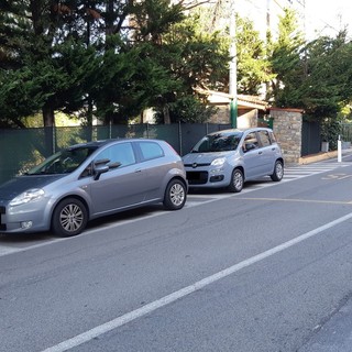 Sanremo, parcheggio 'selvaggio' in strada Solaro: la segnalazione di un nostro lettore (Foto)