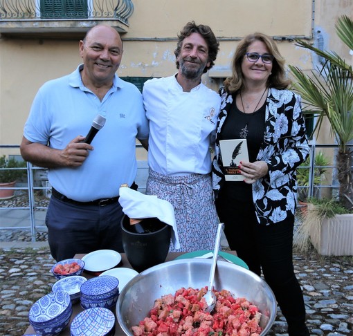 Pigna: Raffaella Fenoglio ha chiuso fra gli applausi la rassegna "Aperitivo con l'autore" organizzata dall’Osteria Martini Pigna: Raffaella Fenoglio ha chiuso fra gli applausi la rassegna "Aperitivo con l'autore" organizzata dall’Osteria Martini