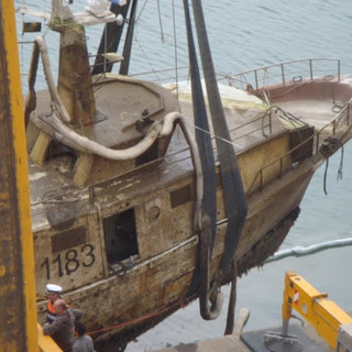 Imperia: ecco le immagini del recupero del peschereccio Quo Vadis affondato al porto di Oneglia