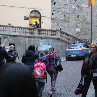 Ventimiglia Alta: scuole, genitori in protesta chiedono maggiori garanzie sulla riapertura dell’istituto