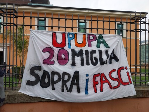 Davanti al Tribunale a Imperia presidio a sostegno di Upupa Ventimiglia (foto)