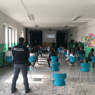 Prosegue l’iniziativa ‘Scuole Sicure’: la Questura di Imperia e la Polizia Postale della Liguria incontrano i ragazzi di terza media del 'Novaro' Prosegue l’iniziativa ‘Scuole Sicure’: la Questura di Imperia e la Polizia Postale della Liguria incontrano i ragazzi di terza media del 'Novaro'