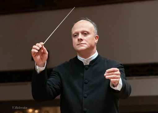 Il M° Grigor Palikarov dirige l'orchestra sinfonica al Teatro dell'Opera del Casinò di Sanremo