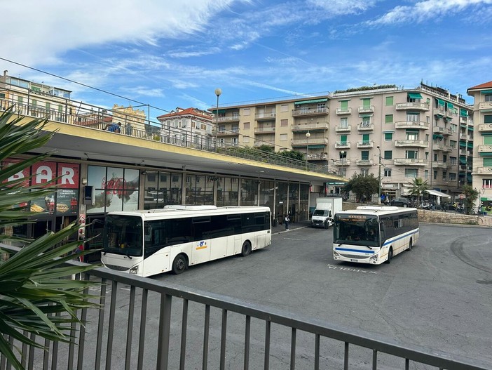 Bus pieni e corse cancellate, studenti lasciati a piedi nell’entroterra: esplode nuovamente la protesta dei pendolari Bus pieni e corse cancellate, studenti lasciati a piedi nell’entroterra: esplode nuovamente la protesta dei pendolari