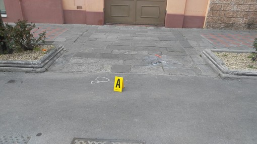 Diano Marina: attimi di paura in via Roma per il forte rumore di un'esplosione, petardo scambiato per una bomba carta Diano Marina: attimi di paura in via Roma per il forte rumore di un'esplosione, petardo scambiato per una bomba carta