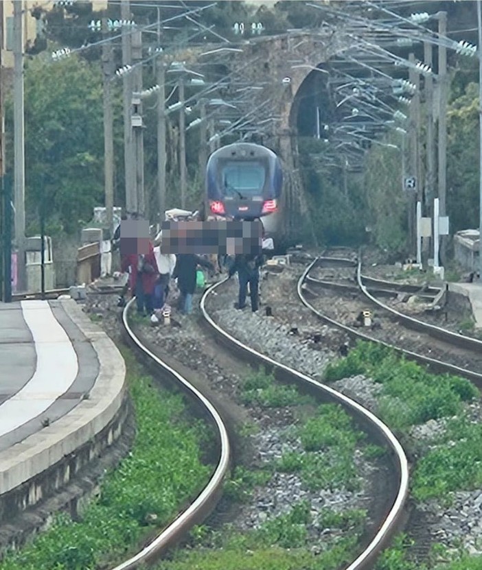 Treno in panne a Mentone, disagi sulla linea Ventimiglia-Monaco: passeggeri costretti a scendere sui binari