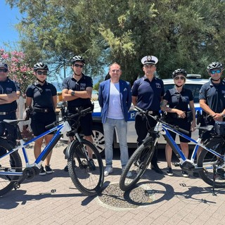 Sicurezza e contrasto all'abusivismo commerciale, nuovo servizio di pattugliamento a Ventimiglia: polizia locale in e-bike (Foto)