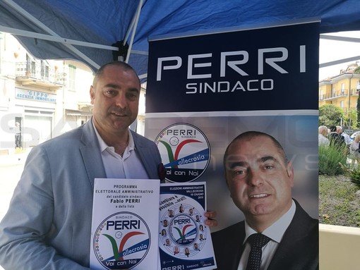 Vallecrosia: Fabio Perri in piazza per presentare il programma elettorale "13 punti di forza fra cui sicurezza e decoro pubblico ” (Video)