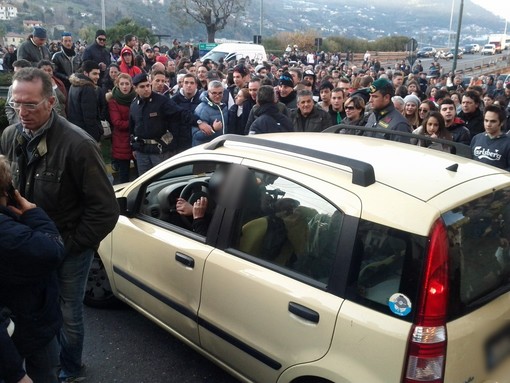 Ventimiglia: donna tenta di forza posto di blocco dei manifestanti ma viene multata perchè senza assicurazione Ventimiglia: donna tenta di forza posto di blocco dei manifestanti ma viene multata perchè senza assicurazione