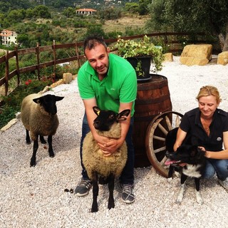 Seborga: i bambini del Gaslini in visita alla fattoria didattica del paese per scegliere i nomi delle due pecore Suffolk