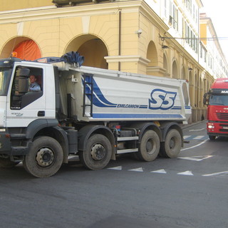 Imperia: stamattina  sfilata di camion da Imperia Ovest al centro "Vogliamo l'autoparco!"