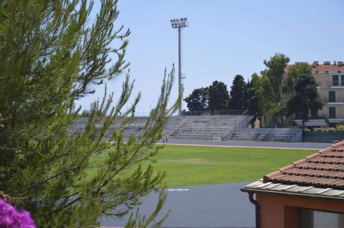 Imperia, il campo sportivo del Prino si rifà il look, affidata la manutenzione del verde. Vassallo: "I lavori procedono. L'obiettivo è ospitare gare internazionali" Imperia, il campo sportivo del Prino si rifà il look, affidata la manutenzione del verde. Vassallo: "I lavori procedono. L'obiettivo è ospitare gare internazionali"