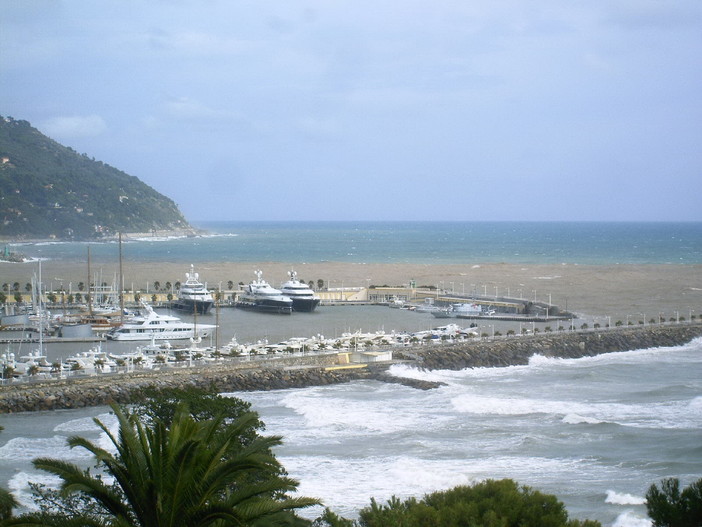 Acque agitate al porto di Imperia