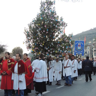 Dolceacqua: 29 gennaio, torna la tradizionale processione dell'albero di alloro per San Sebastiano