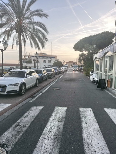 Sanremo: pista ciclabile trasformata in parcheggio, la segnalazione con foto di un lettore