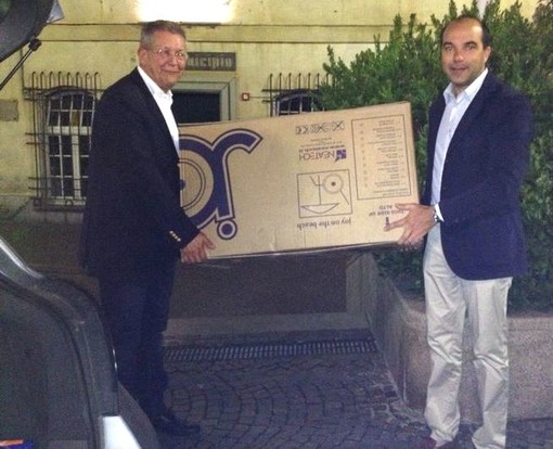 Diano Marina: l'assessore Ennio Pelazza ha ritirato la 'Bandiera Lilla' Diano Marina: l'assessore Ennio Pelazza ha ritirato la 'Bandiera Lilla'