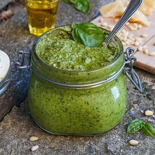 Pesto 'nobile' a 1000 euro al chilo, l'idea di un imprenditore imperiese Pesto 'nobile' a 1000 euro al chilo, l'idea di un imprenditore imperiese