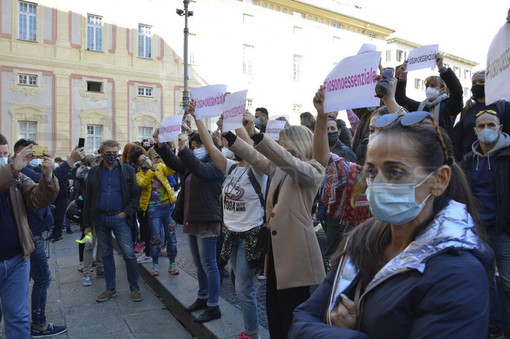 Protesta in Piazza De Ferrari a Genova per disposizioni anticovid: "Vogliamo risposte da Regione e Comune!" (Foto e Video) Protesta in Piazza De Ferrari a Genova per disposizioni anticovid: "Vogliamo risposte da Regione e Comune!" (Foto e Video)