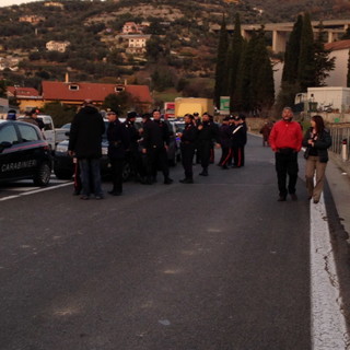 Riaperto il casello autostradale di Imperia Est, forze dell'ordine levano il casco tra gli applausi dei manifestanti